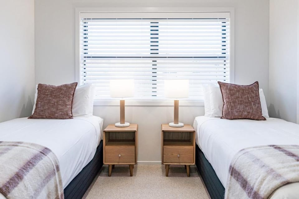 Wainui Place, Stylish Townhouse, Central House in Raglan
