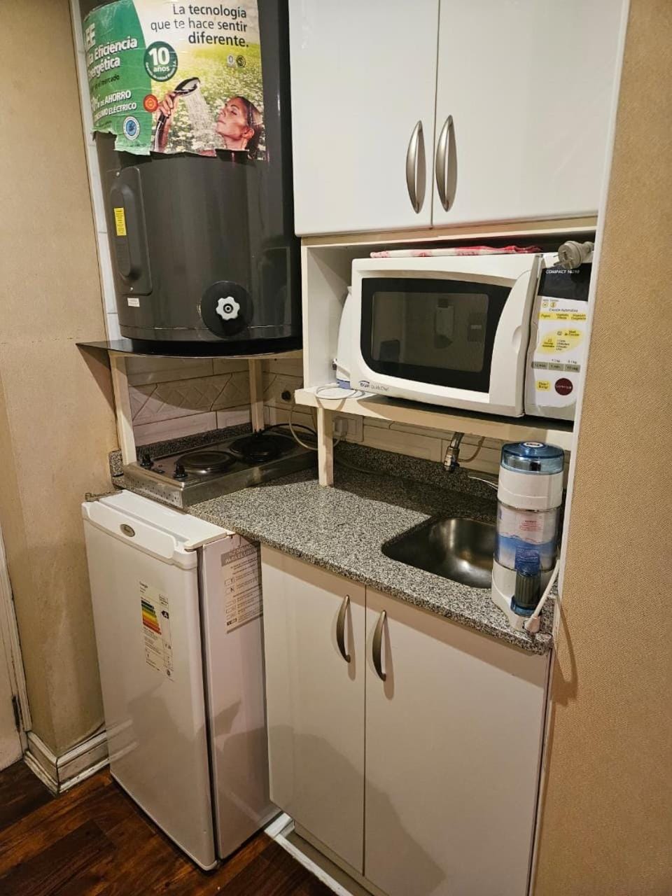 Coffee/tea facilities, Kitchen or kitchenette, stove