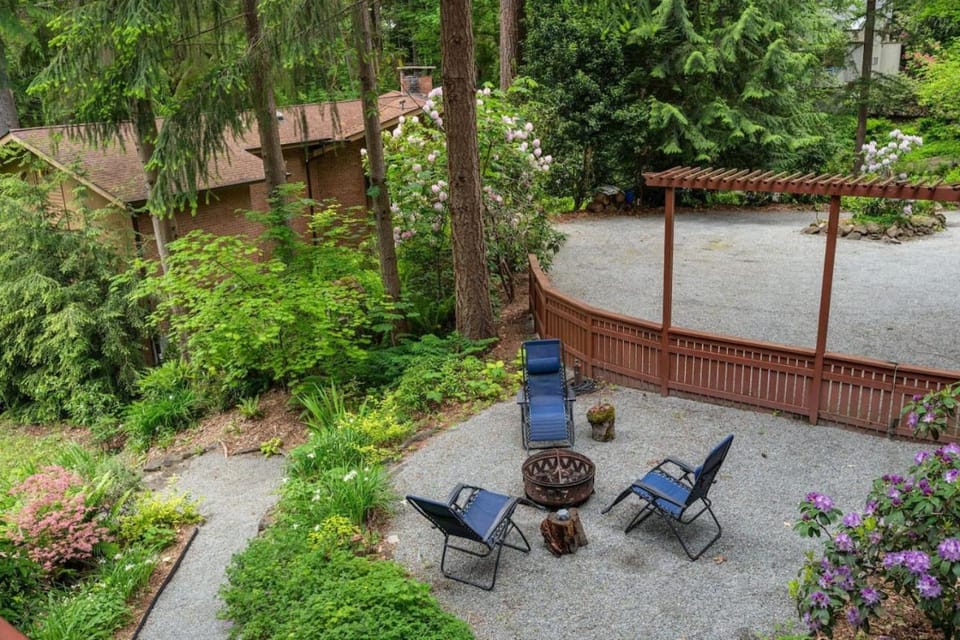 4BR 4BA The Treed Inn Firepit Outdoor Dining and Yard House in Burien