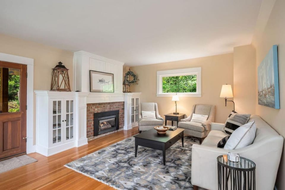 4BR 4BA The Treed Inn Firepit Outdoor Dining and Yard House in Burien