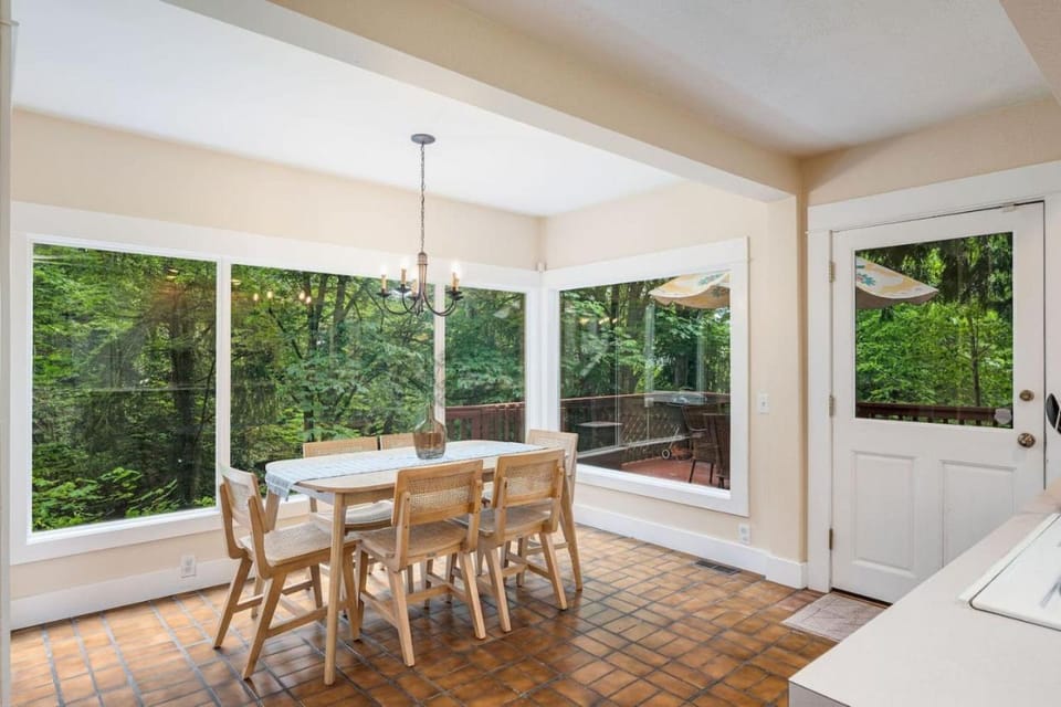 4BR 4BA The Treed Inn Firepit Outdoor Dining and Yard House in Burien