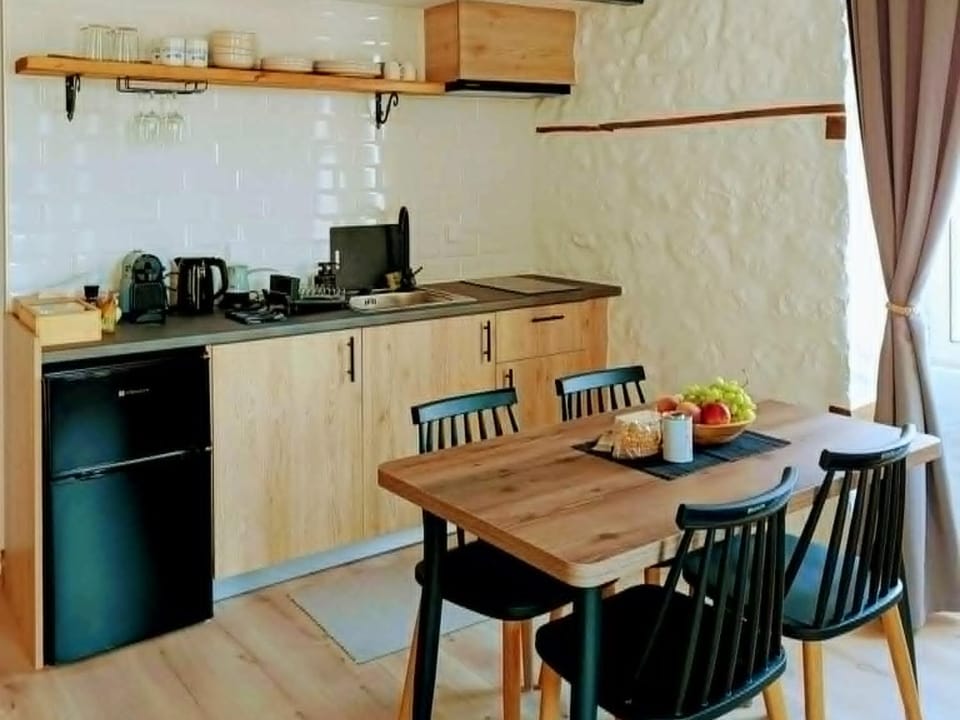Coffee/tea facilities, Kitchen or kitchenette, Dining area, stove, toaster