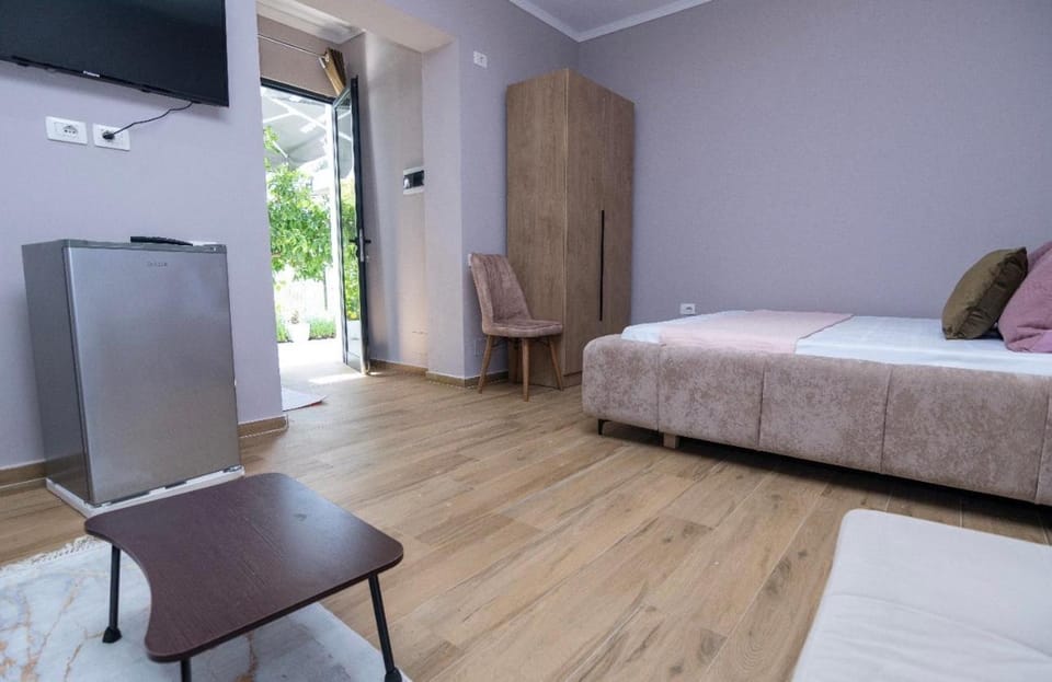 Bed, TV and multimedia, Balcony/Terrace, Living room