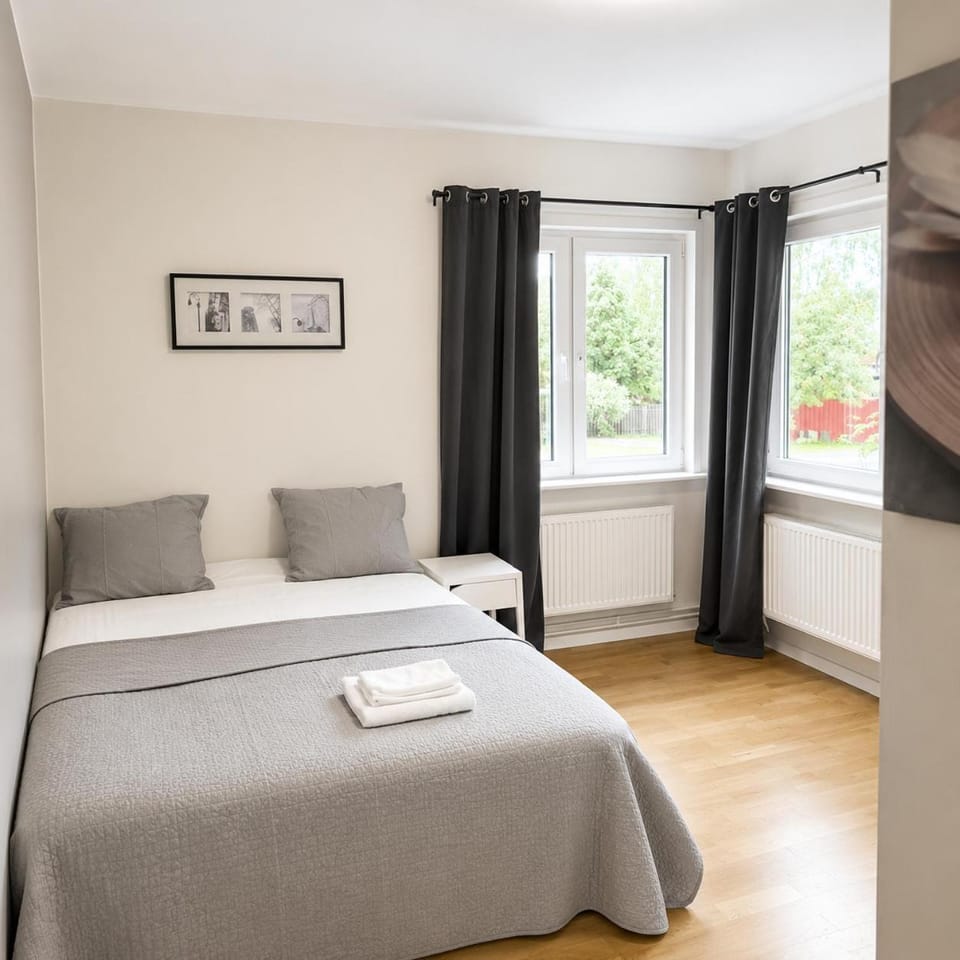 Bed, Photo of the whole room, Bedroom, towels