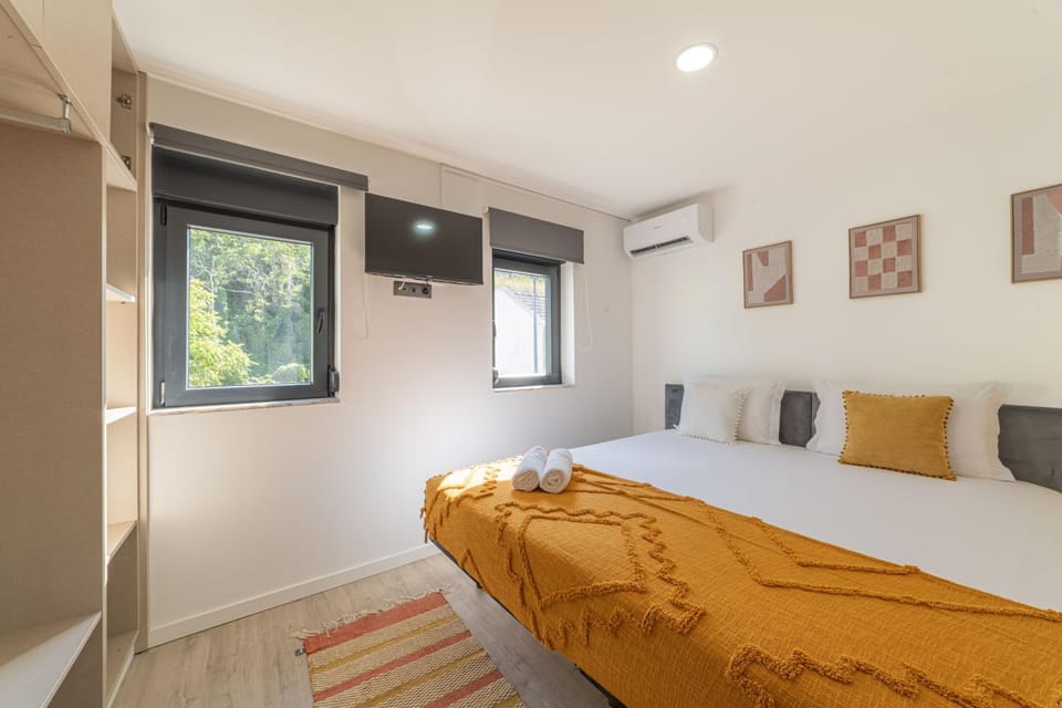 Bed, TV and multimedia, Photo of the whole room, Bedroom, air conditioner