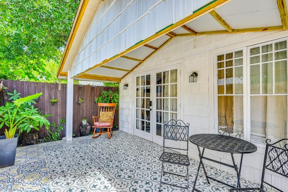 Extended Group Getaway 2 Mi to Dtwn & Ybor City! House in Tampa