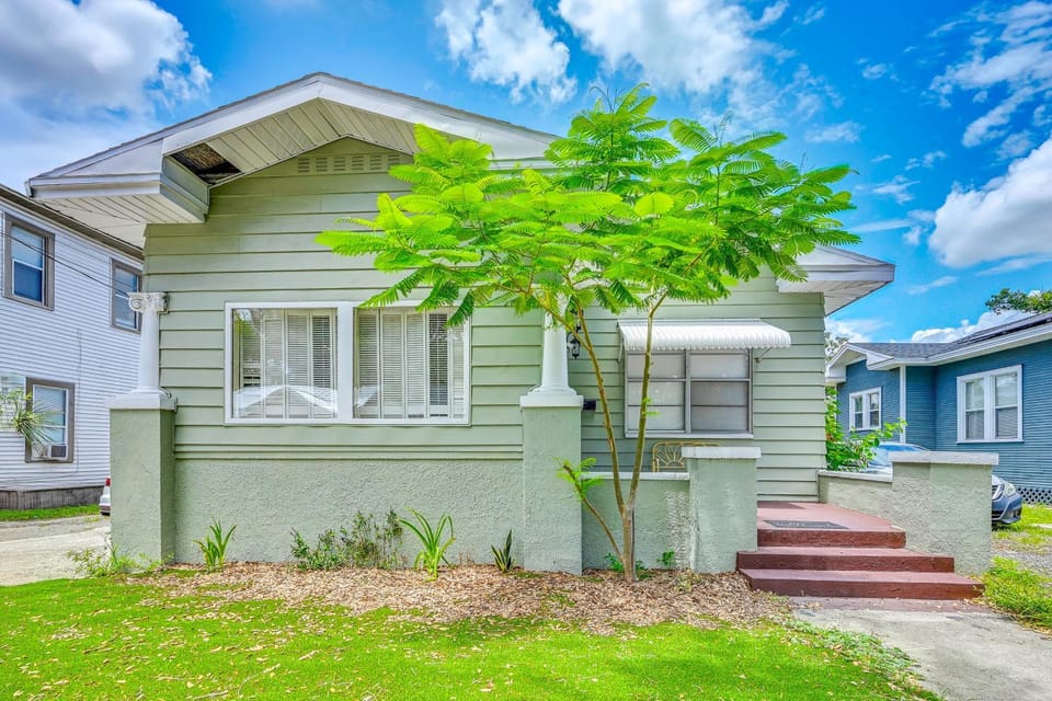 Extended Group Getaway 2 Mi to Dtwn & Ybor City! House in Tampa