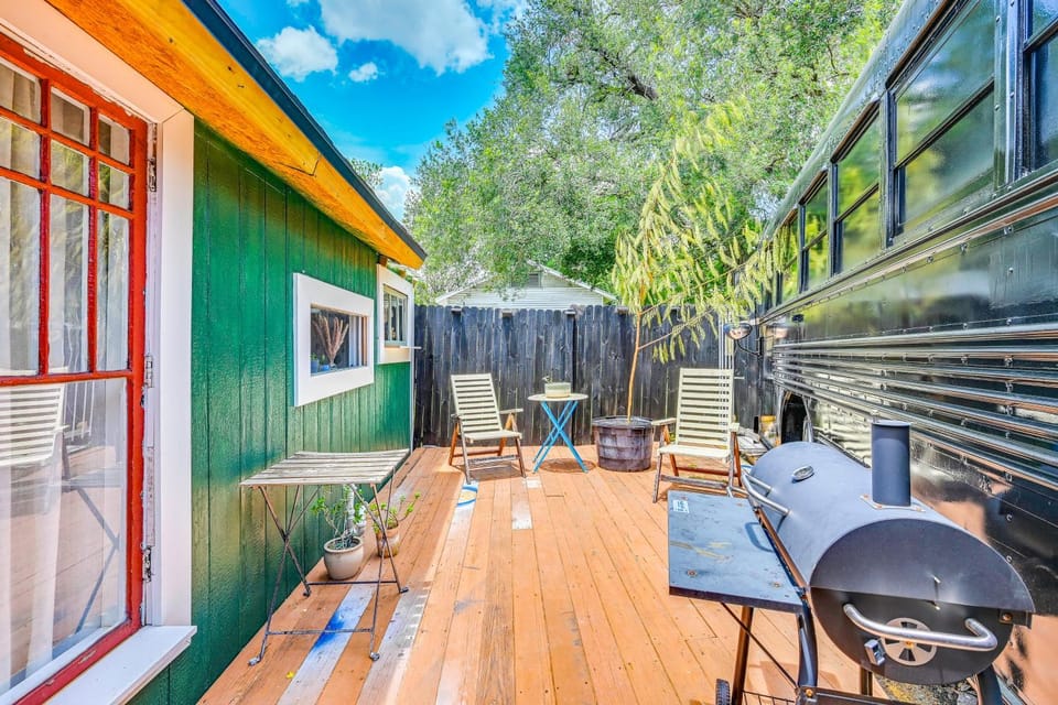 Extended Group Getaway 2 Mi to Dtwn & Ybor City! House in Tampa
