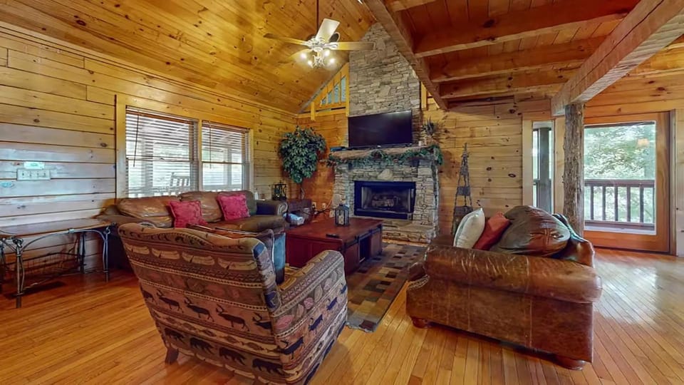 Moonlit Mountain Retreat Chalet in Pigeon Forge