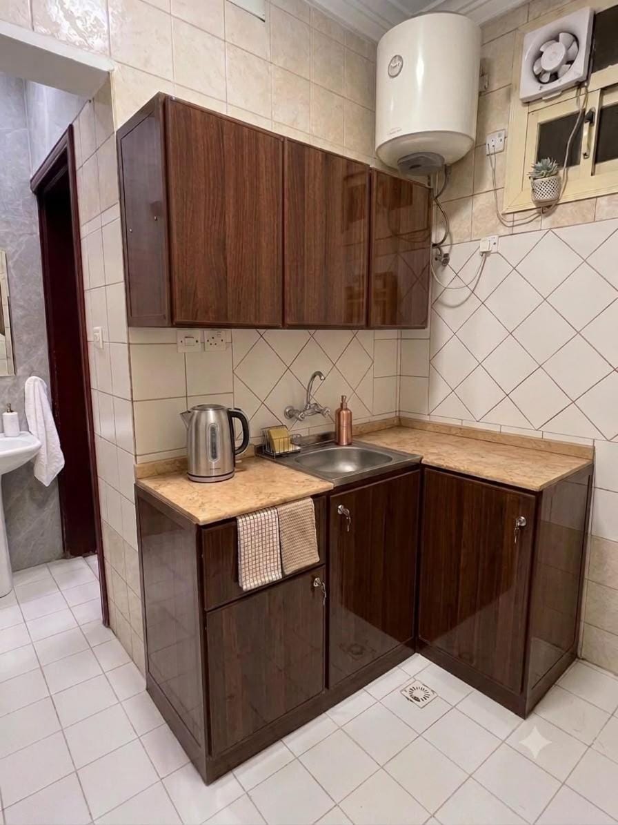 Kitchen or kitchenette, minibar