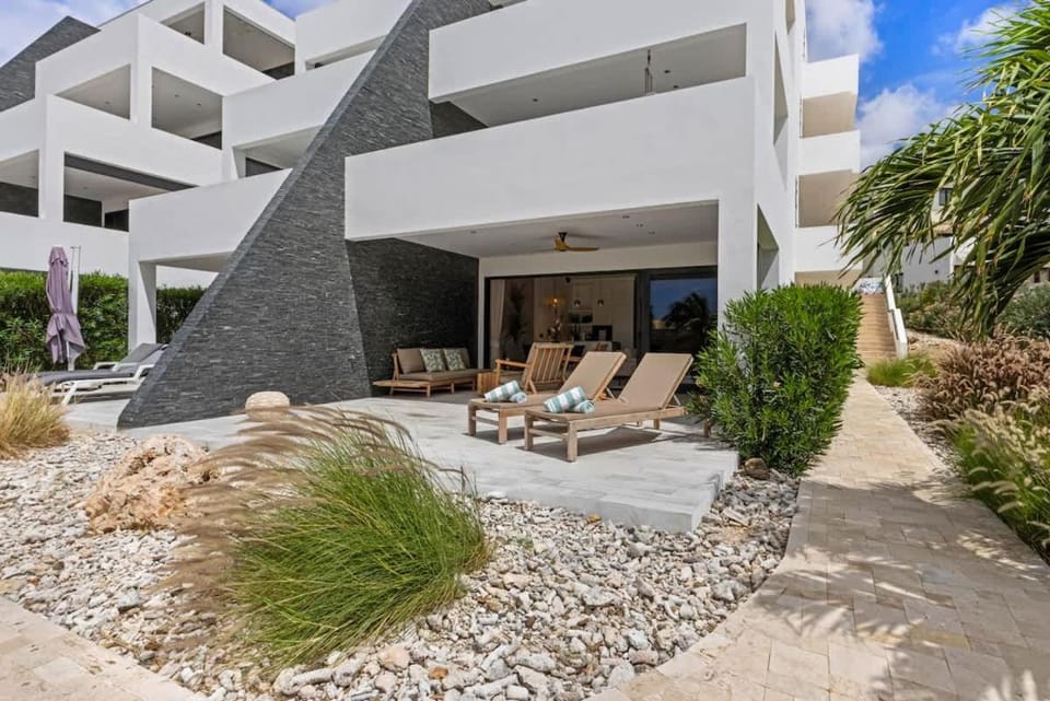 Reef Retreat - Tropical Island Getaway Apartment in Sint Michiel