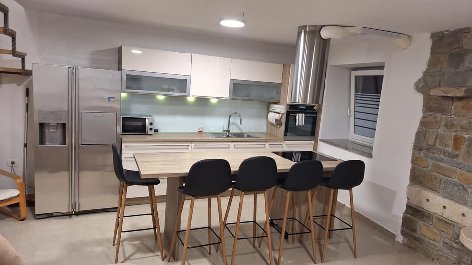 Kitchen or kitchenette, Dining area, stove