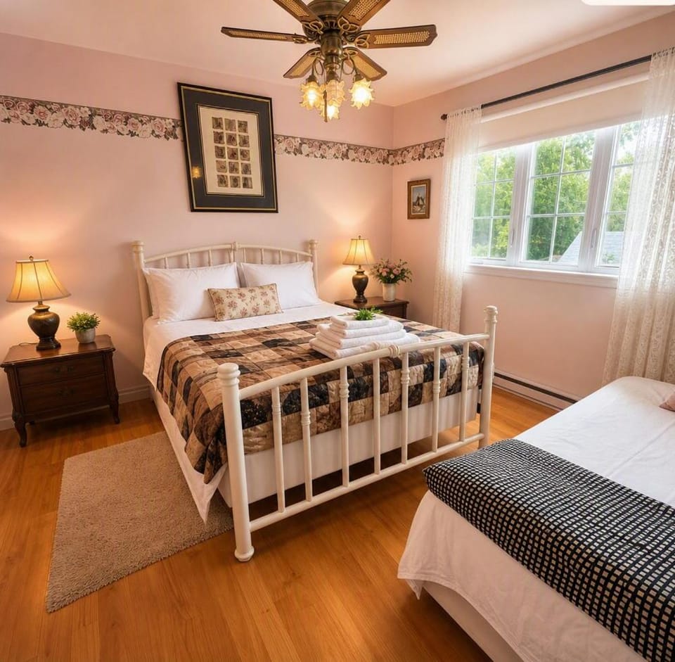 2 beds in a private room A with a free parking -15 min from downtown Vacation rental in Longueuil