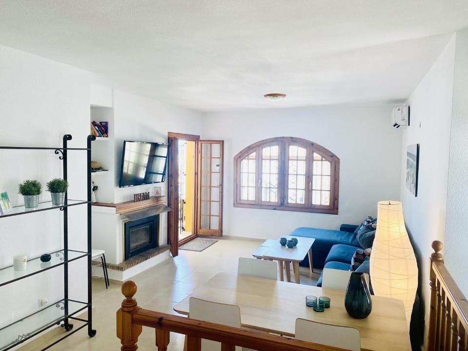 TV and multimedia, Living room, Seating area, Dining area