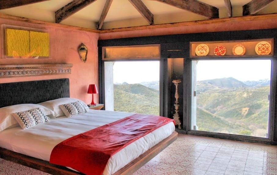 Bed, Natural landscape, Photo of the whole room, Bedroom, Mountain view