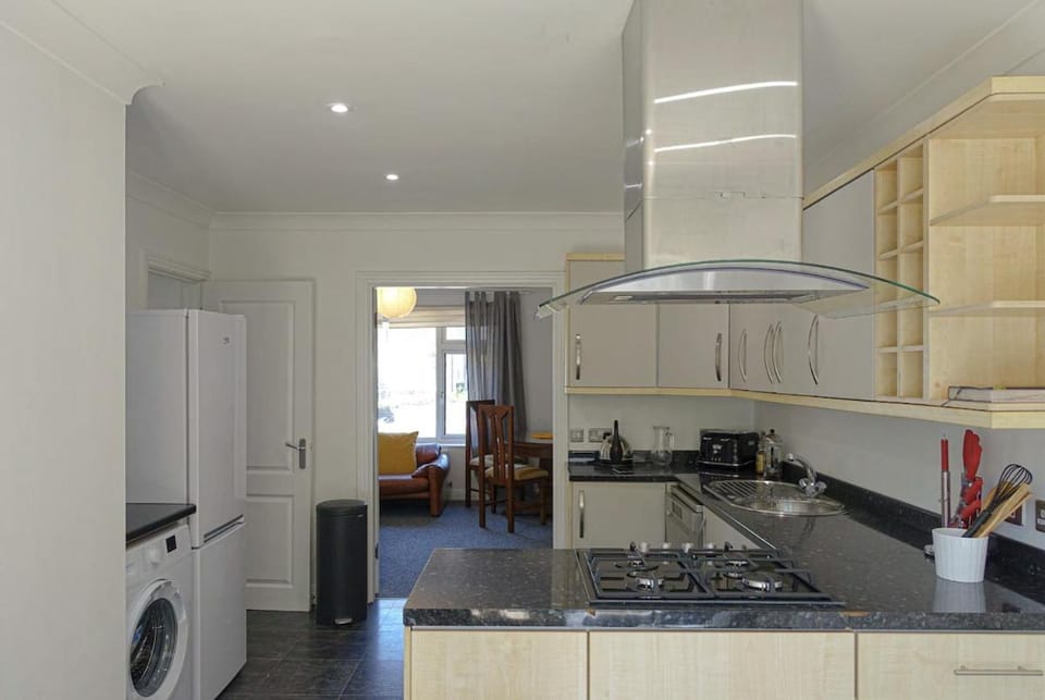 Central 2BR Bungalow - Free Parking & Garden House in Hove