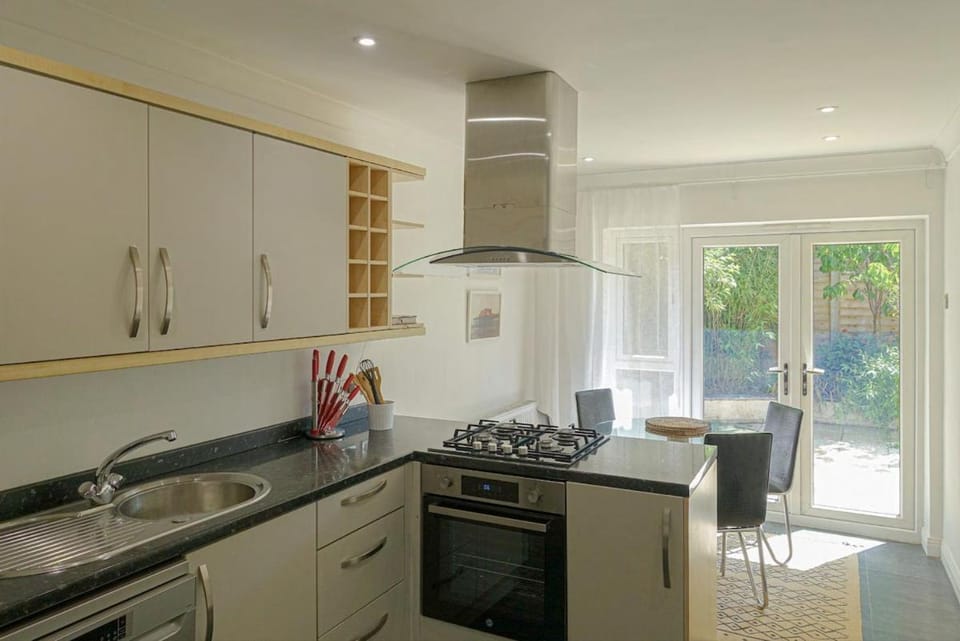 Central 2BR Bungalow - Free Parking & Garden House in Hove