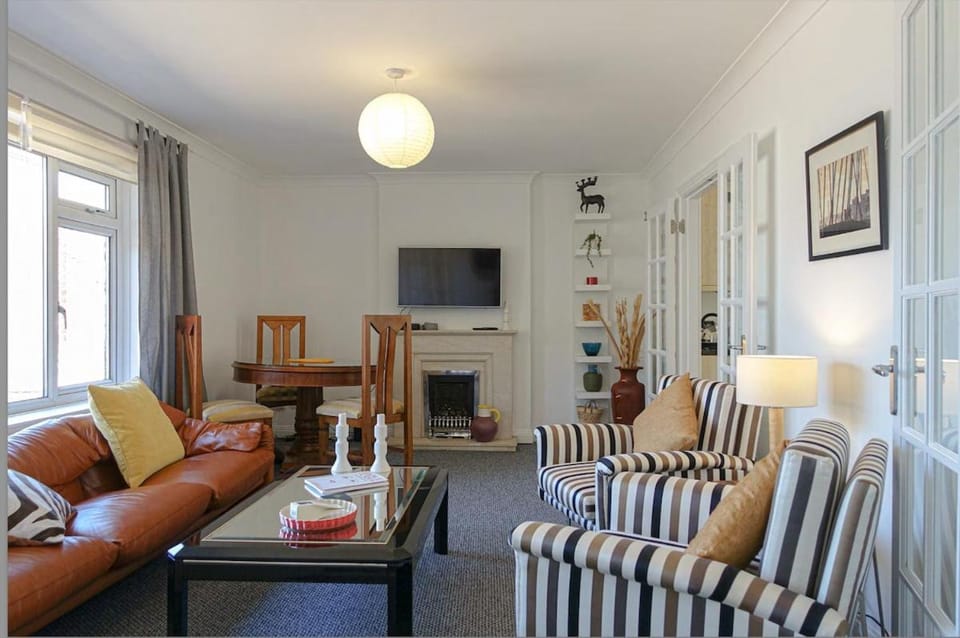 Central 2BR Bungalow - Free Parking & Garden House in Hove