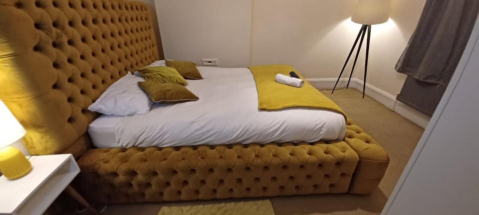 Bed, Living room, Photo of the whole room, Seating area, Bedroom