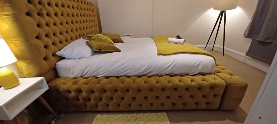 Bed, Living room, Photo of the whole room, Seating area, Bedroom