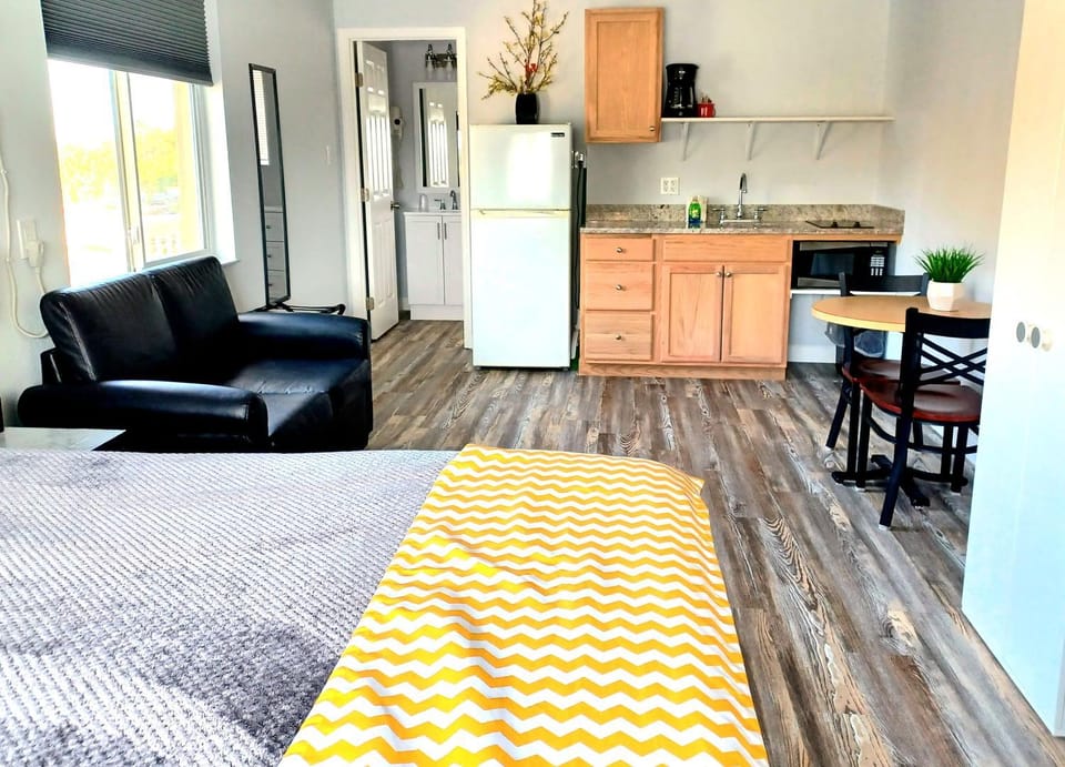 Kitchen or kitchenette, Seating area, Dining area, stove