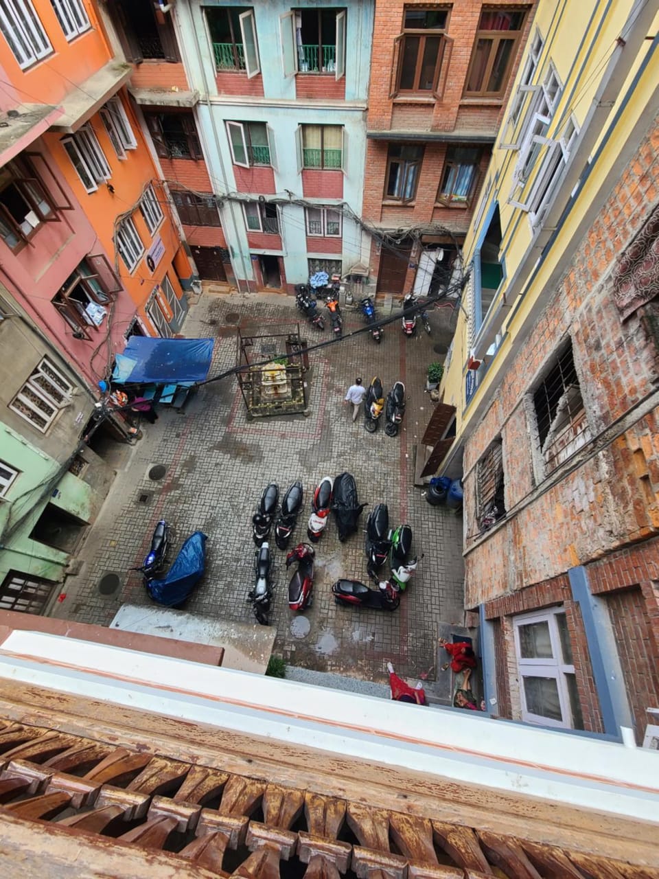 Property building, Day, Neighbourhood, City view, Location, Inner courtyard view, Parking
