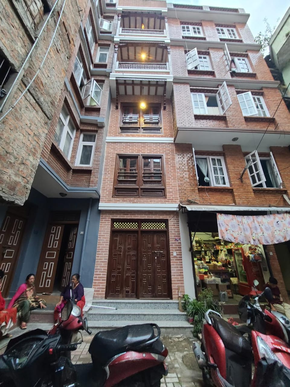Property building, Neighbourhood, Location