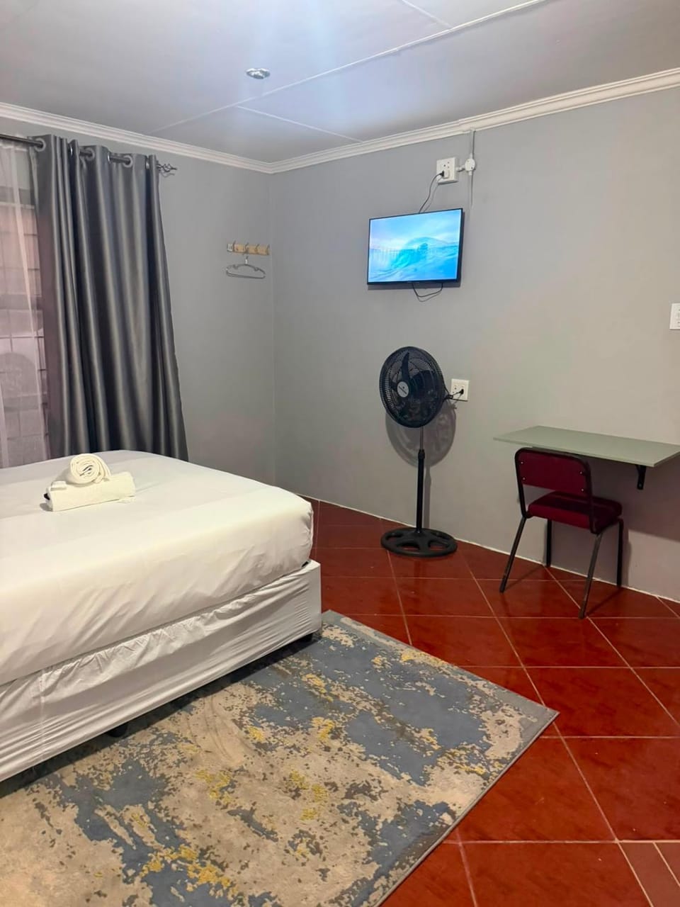 Bed, TV and multimedia, Living room, Photo of the whole room, Seating area, Bedroom, air conditioner