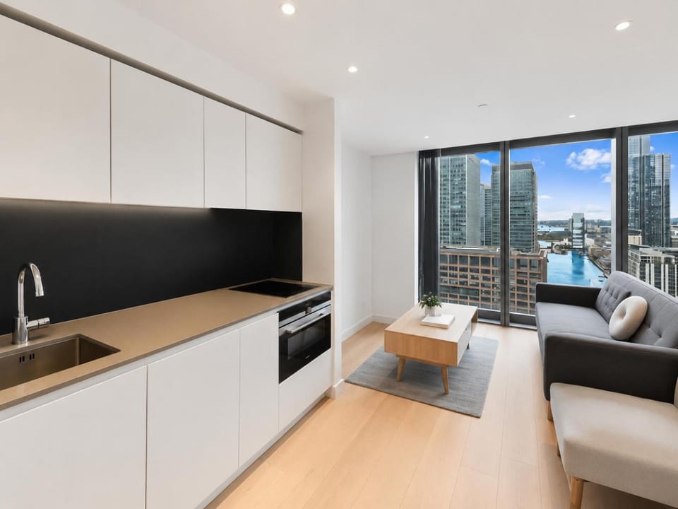 Stunning Skyline High-Rise One-Bed with Air Con Apartment in London