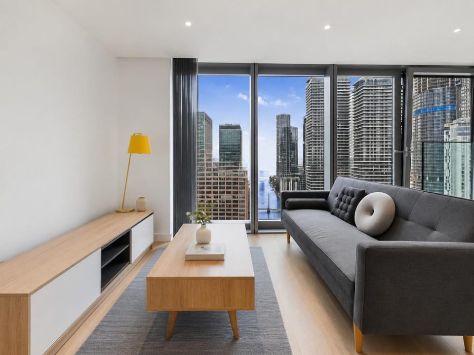 Stunning Skyline High-Rise One-Bed with Air Con Apartment in London