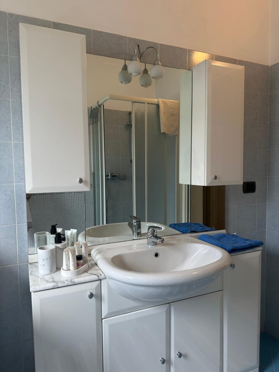 Bathroom, towels