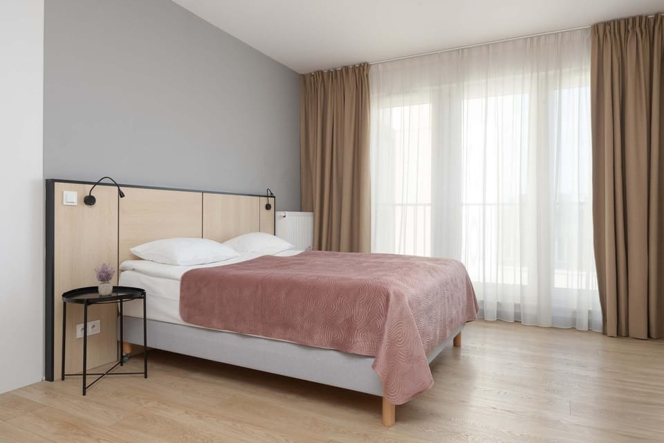 Bed, Seating area