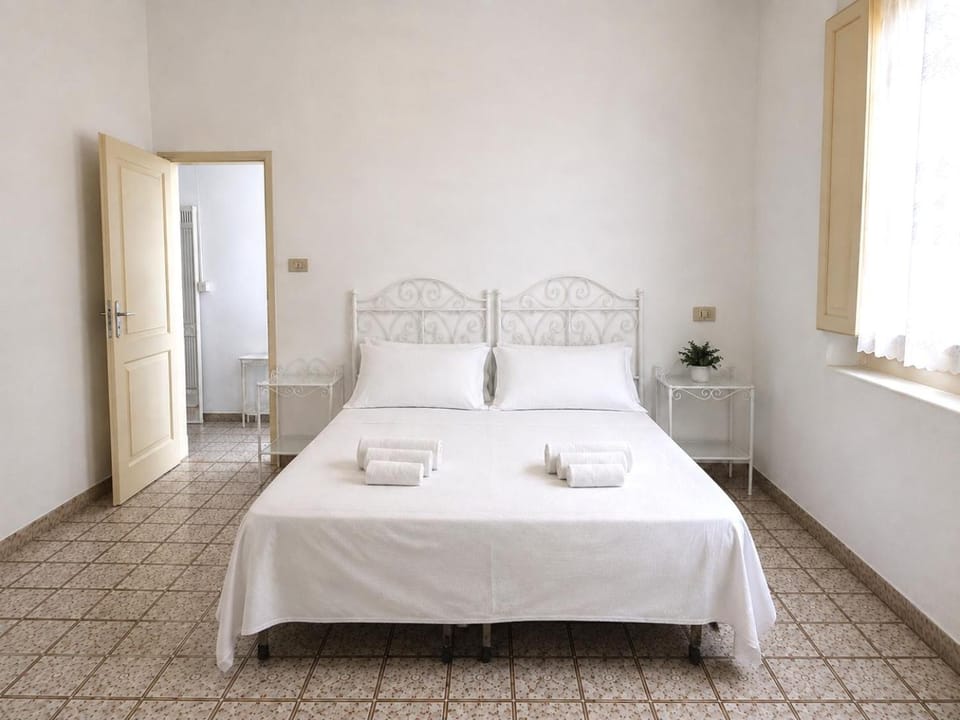 Bed, Bedroom, towels