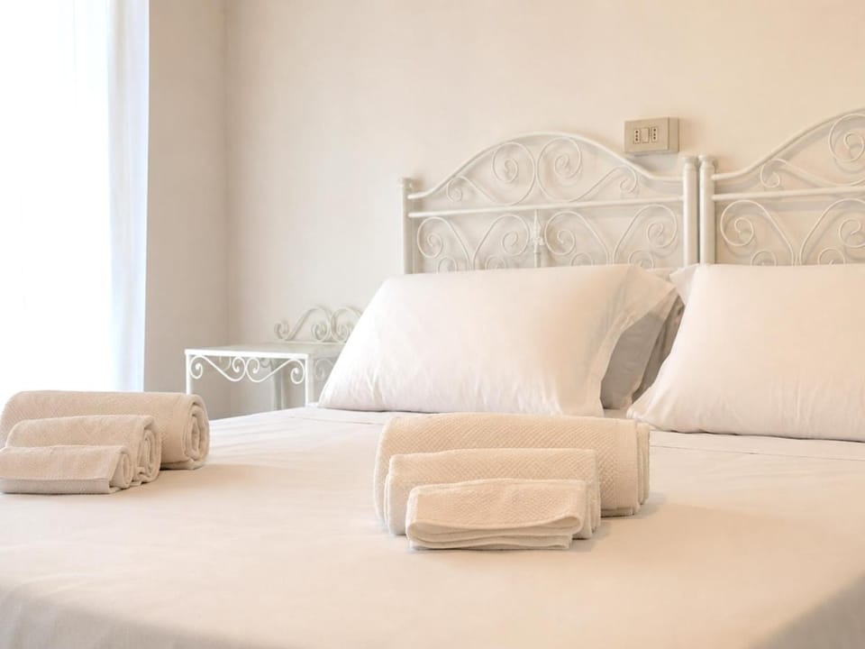 Bed, Bedroom, towels