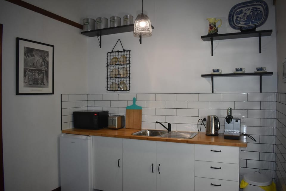 Kitchen or kitchenette, Internal: Not applicable to any particular room
