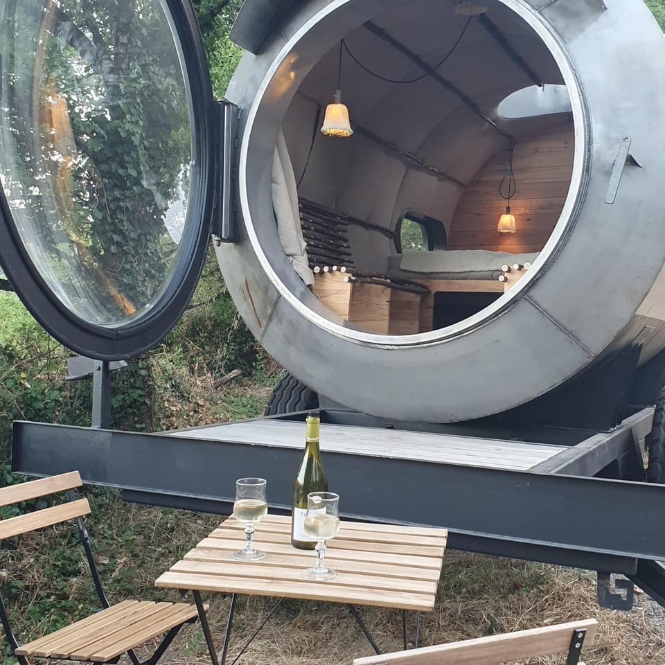 Citerne lit œuvre d art refuge Luxury tent in Occitanie