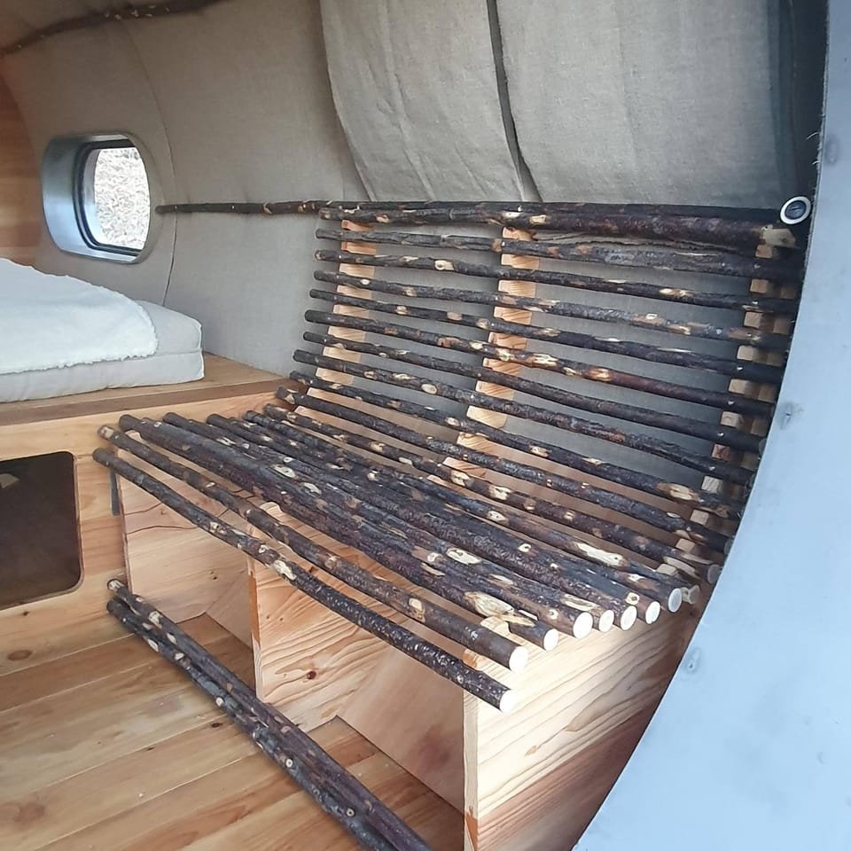 Citerne lit œuvre d art refuge Luxury tent in Occitanie