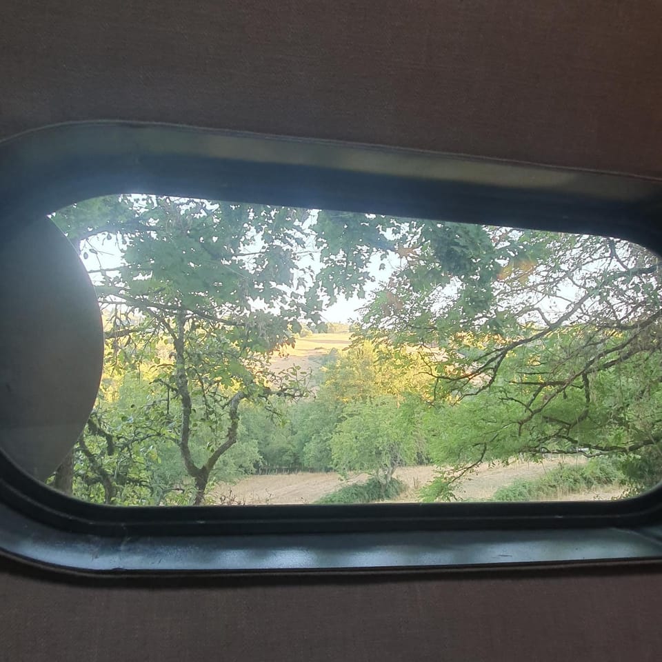 Citerne lit œuvre d art refuge Luxury tent in Occitanie