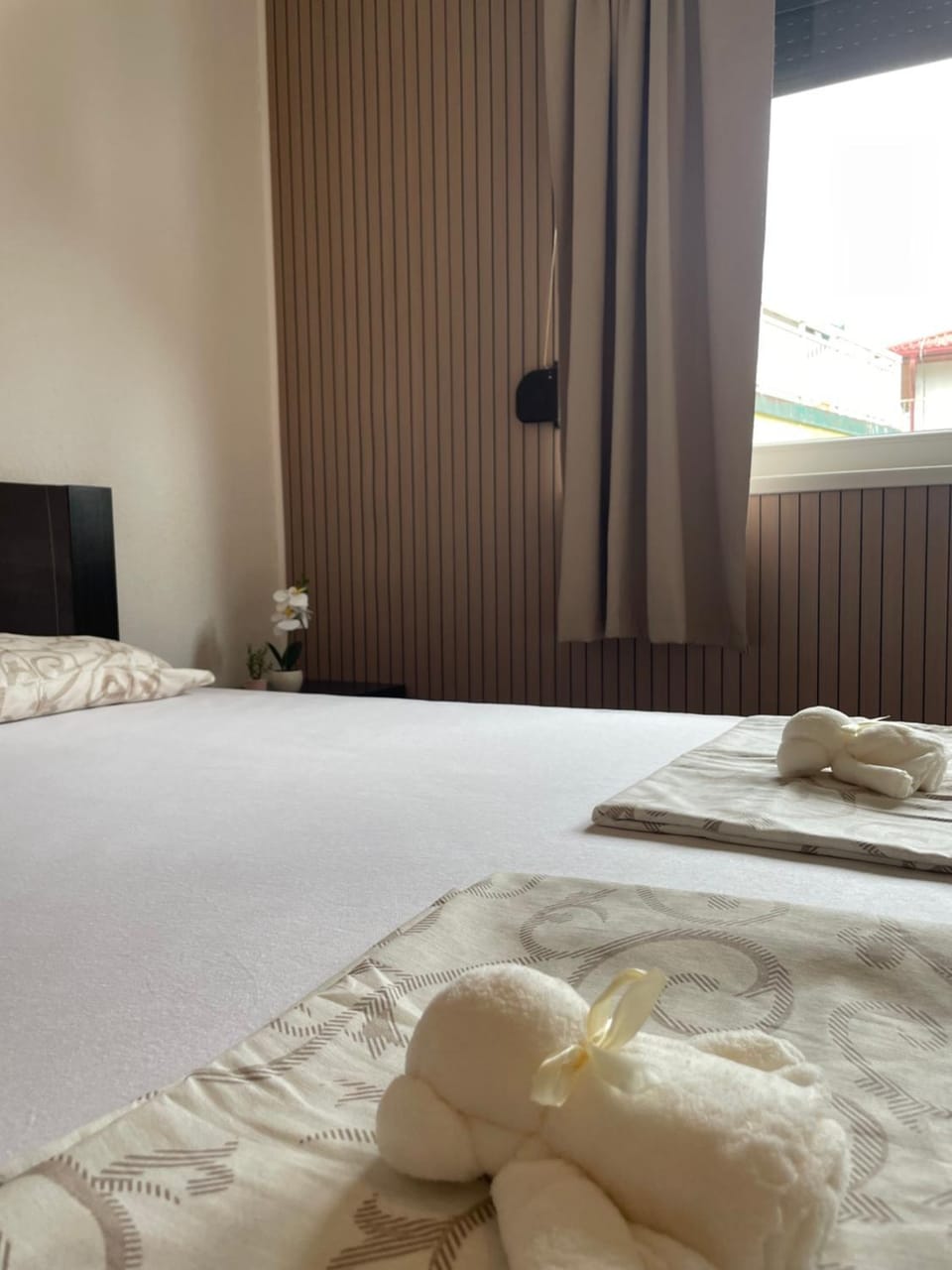 Bed, Bedroom, towels