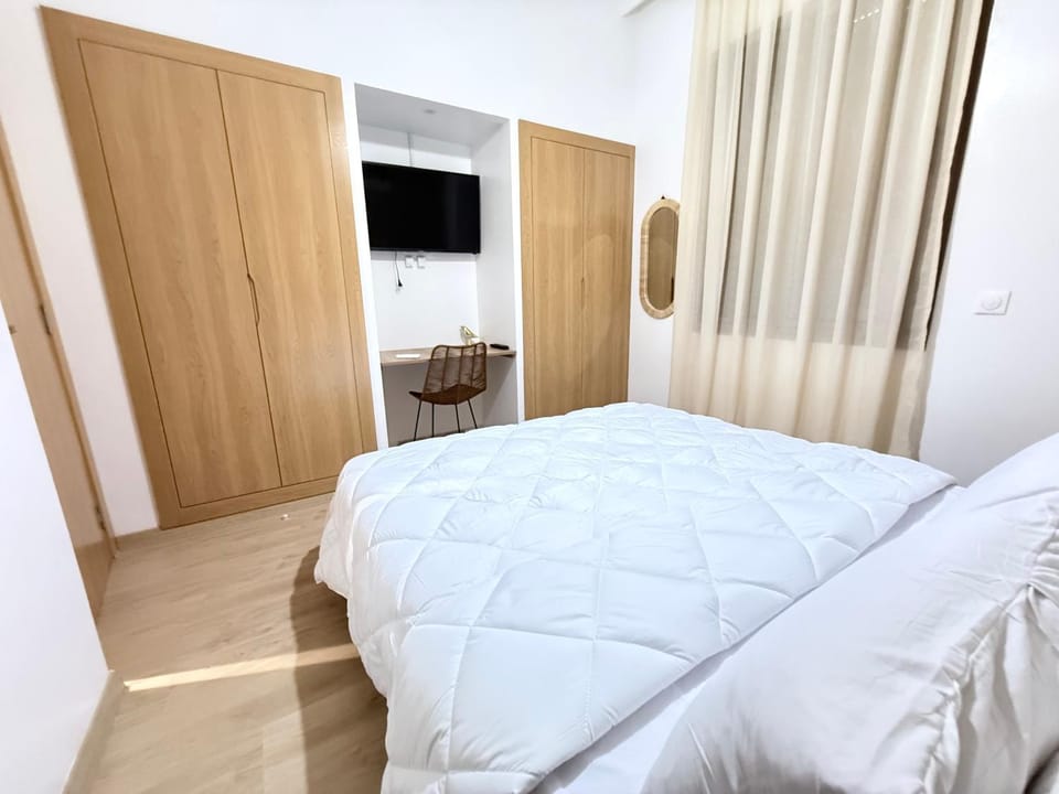 Bed, TV and multimedia, Bedroom, wardrobe