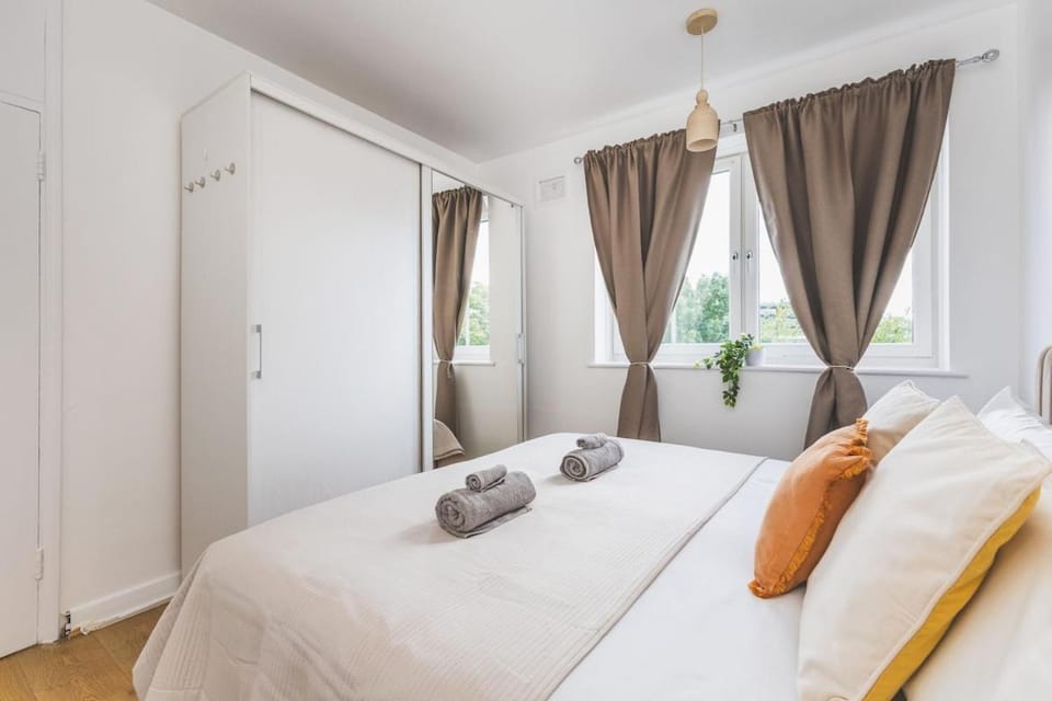 Bedroom, towels, wardrobe