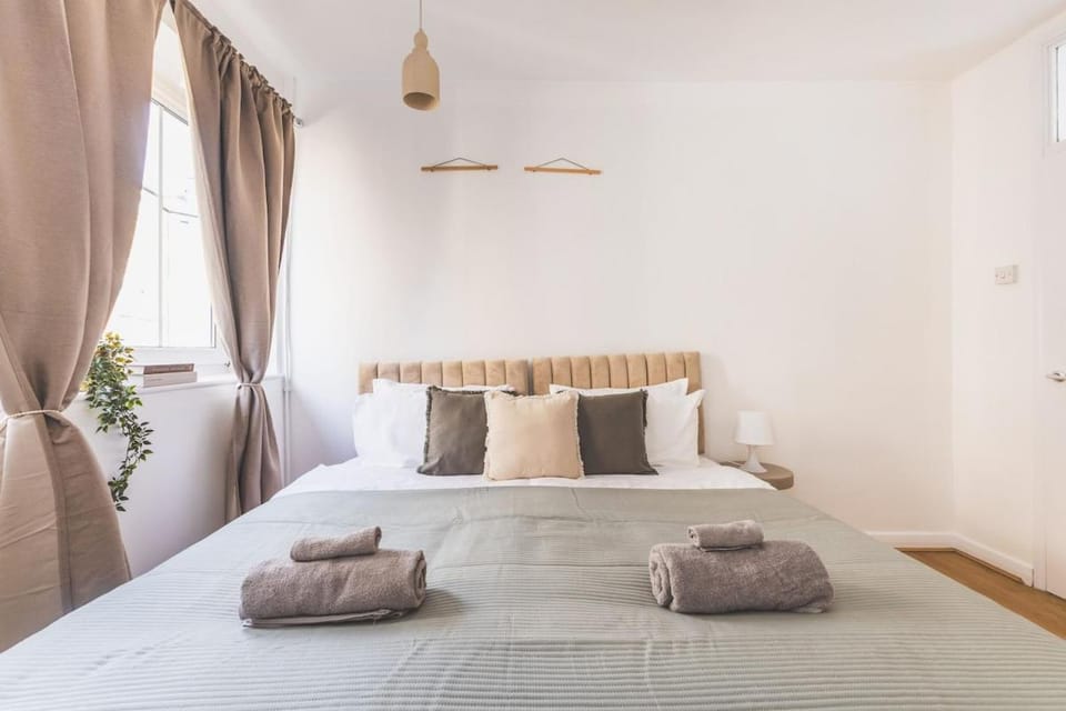 Bed, towels
