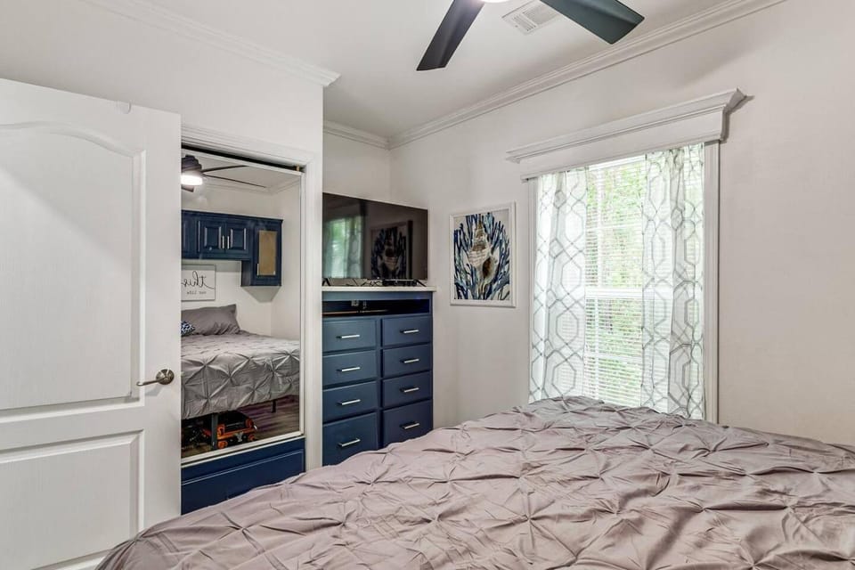 Bed, TV and multimedia, Photo of the whole room, Bedroom, wardrobe