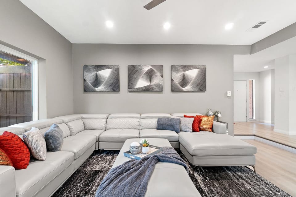 Spacious Home with Heated Pool & Billiard sleep 18 House in Richardson