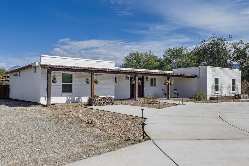7 Mi to Saguaro Nat’l Park! Mtn-View Haven w/ Pool House in Tanque Verde