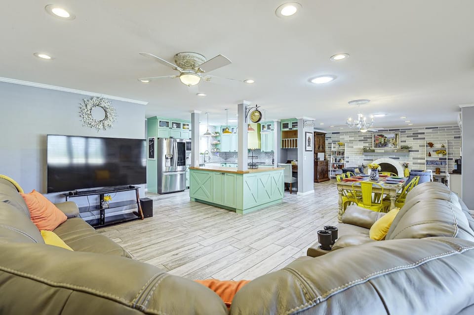 7 Mi to Saguaro Nat’l Park! Mtn-View Haven w/ Pool House in Tanque Verde