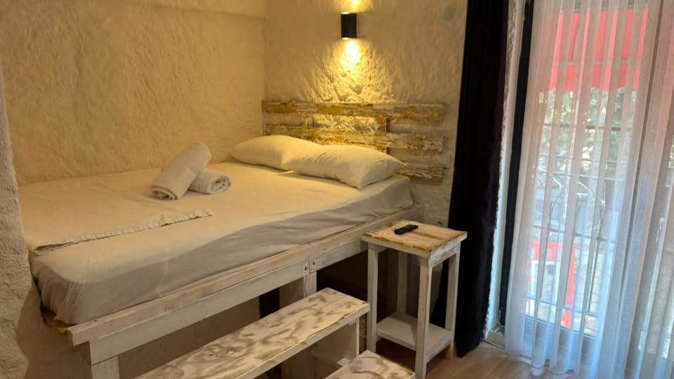Bed, Photo of the whole room, towels
