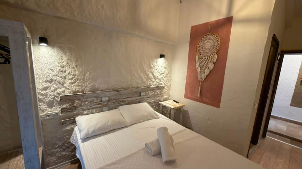 Bed, Photo of the whole room, towels