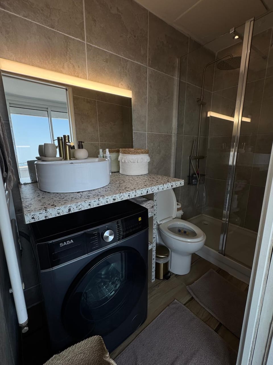 Shower, Toilet, Bathroom, towels, washing machine