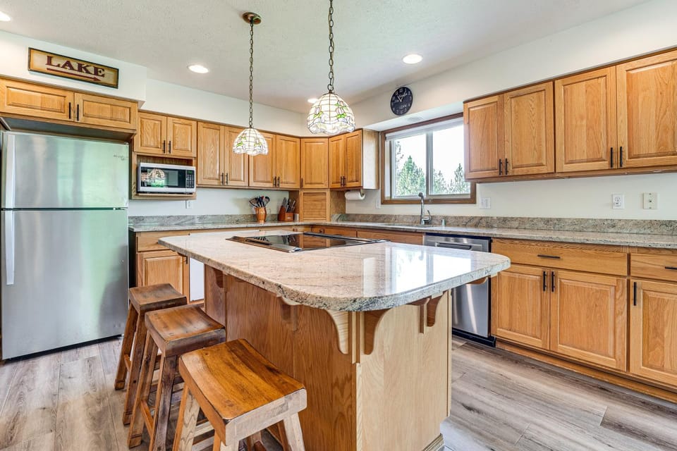 Lake Roosevelt Retreat Lake: Mtn Views, Game Room House in Franklin D Roosevelt Lake